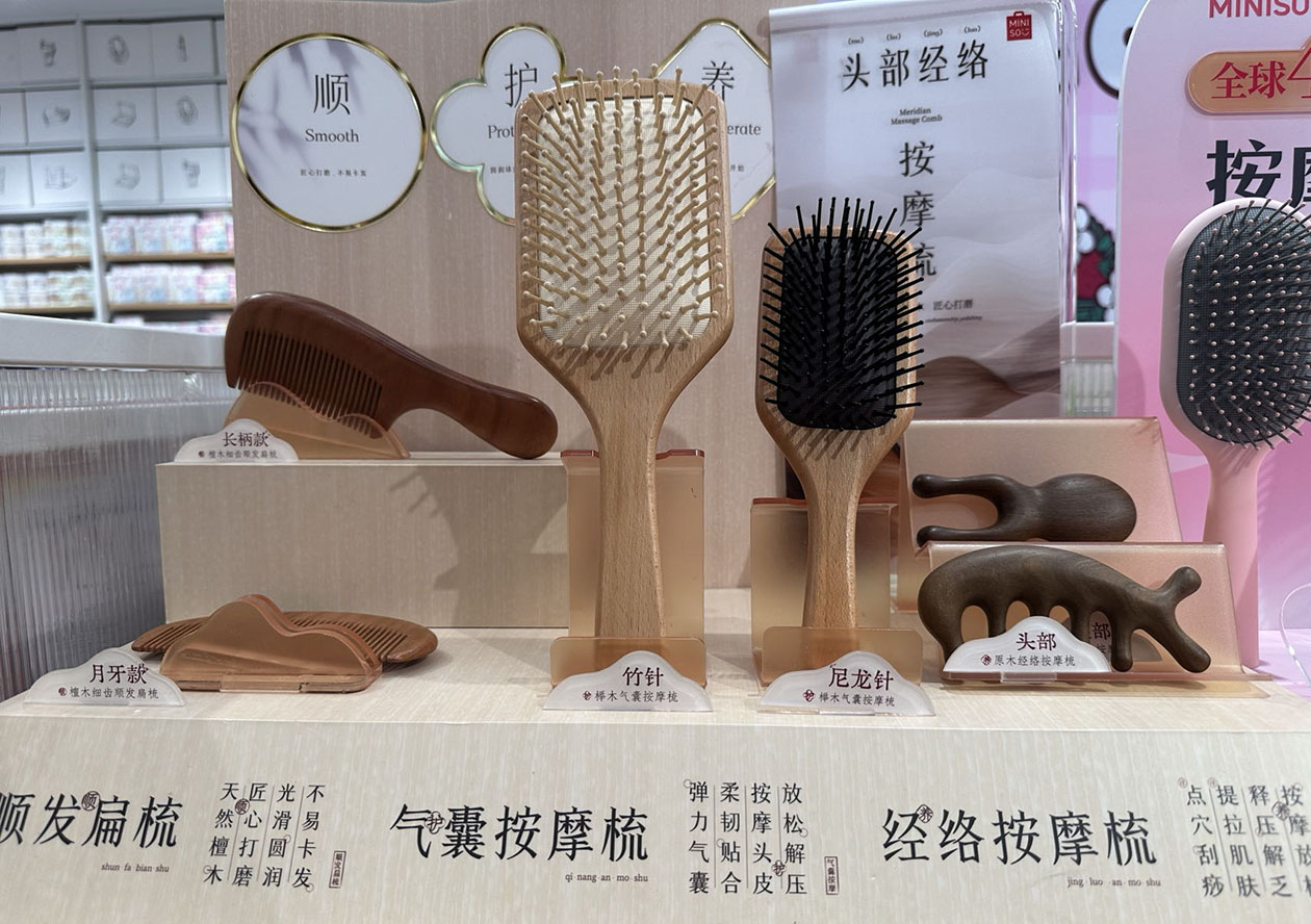 名创优品 × 亚克力展示架：让梳子陈列更精致，让消费体验更升级